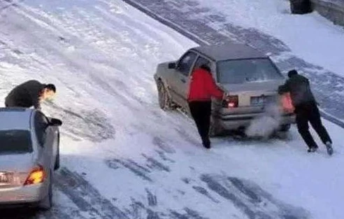 和平精英雪地水泥厂大圆柱怎么上去_和平精英雪地水泥厂大圆柱攀爬秘籍，老六的独家据点